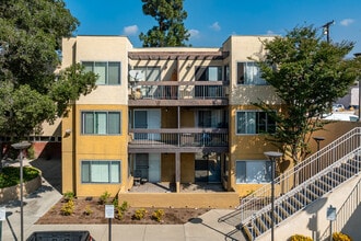 Oak Park Apartments in Monrovia, CA - Foto de edificio - Building Photo
