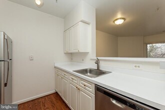 2204 Westcourt Ln in Herndon, VA - Building Photo - Building Photo