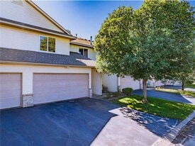 1122 Crystal Pl W in Chaska, MN - Building Photo