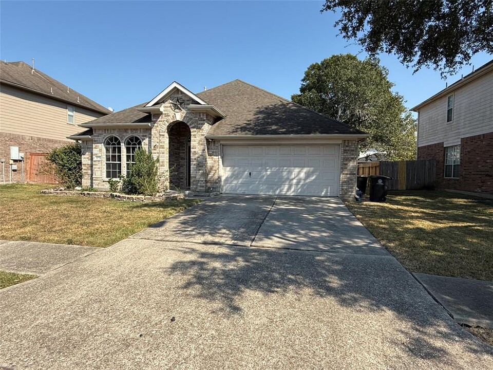 18710 Woodbreeze Dr in Humble, TX - Building Photo