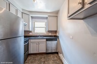 1711 W Estes Ave, Unit 2S in Chicago, IL - Building Photo - Building Photo