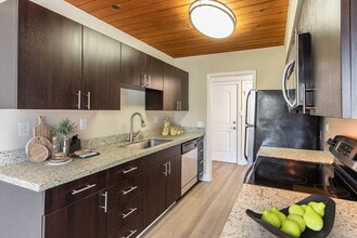 Reed Square in Sunnyvale, CA - Foto de edificio - Building Photo