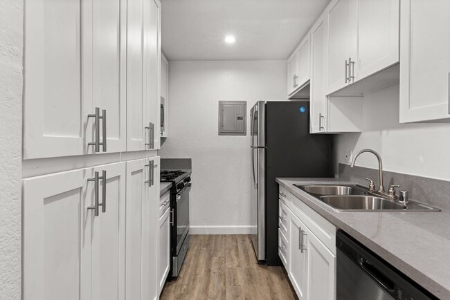 Brody Terrace Apartments in Sherman Oaks, CA - Building Photo - Building Photo