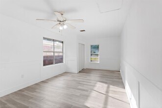 1212 W Snyder St in Alvin, TX - Building Photo - Building Photo