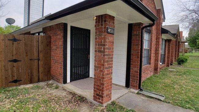 452 Chestnut Ln in Desoto, TX - Building Photo - Building Photo