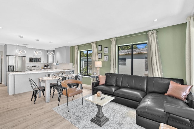 310 SW 31st Ct in Miami, FL - Foto de edificio - Building Photo