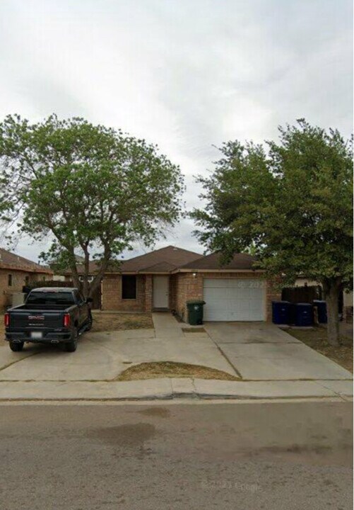 3904 Los Presidentes Ave in Laredo, TX - Building Photo