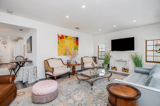 1036 Hi Point St, Unit 1034 in Los Angeles, CA - Foto de edificio - Building Photo