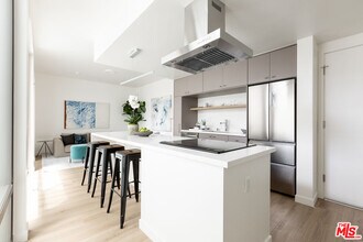 4575 Santa Monica Blvd-Unit -503 in Los Angeles, CA - Foto de edificio - Building Photo