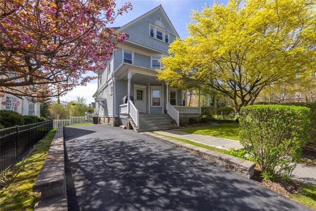 27 Meadow Ave in Bronxville, NY - Building Photo - Building Photo