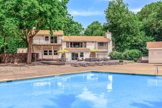 Foxrun Apartments in Clifton Park, NY - Foto de edificio - Building Photo