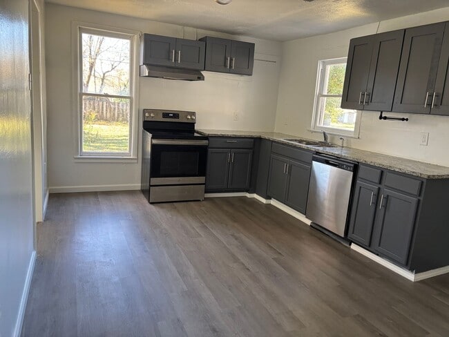 2057 N Pickwick Ave in Springfield, MO - Building Photo - Building Photo