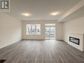 10 Kingbird Cmn in Cambridge, ON - Building Photo - Building Photo