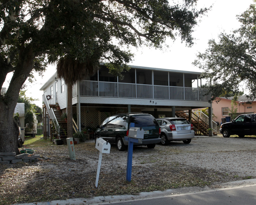 850 San Carlos Dr in Ft. Myers, FL - Building Photo