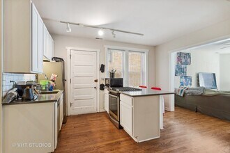 1018 W Roscoe St, Unit 1 in Chicago, IL - Building Photo - Building Photo