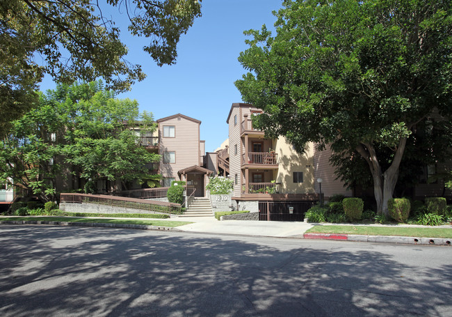 Columbus Apartments in Glendale, CA - Building Photo - Building Photo