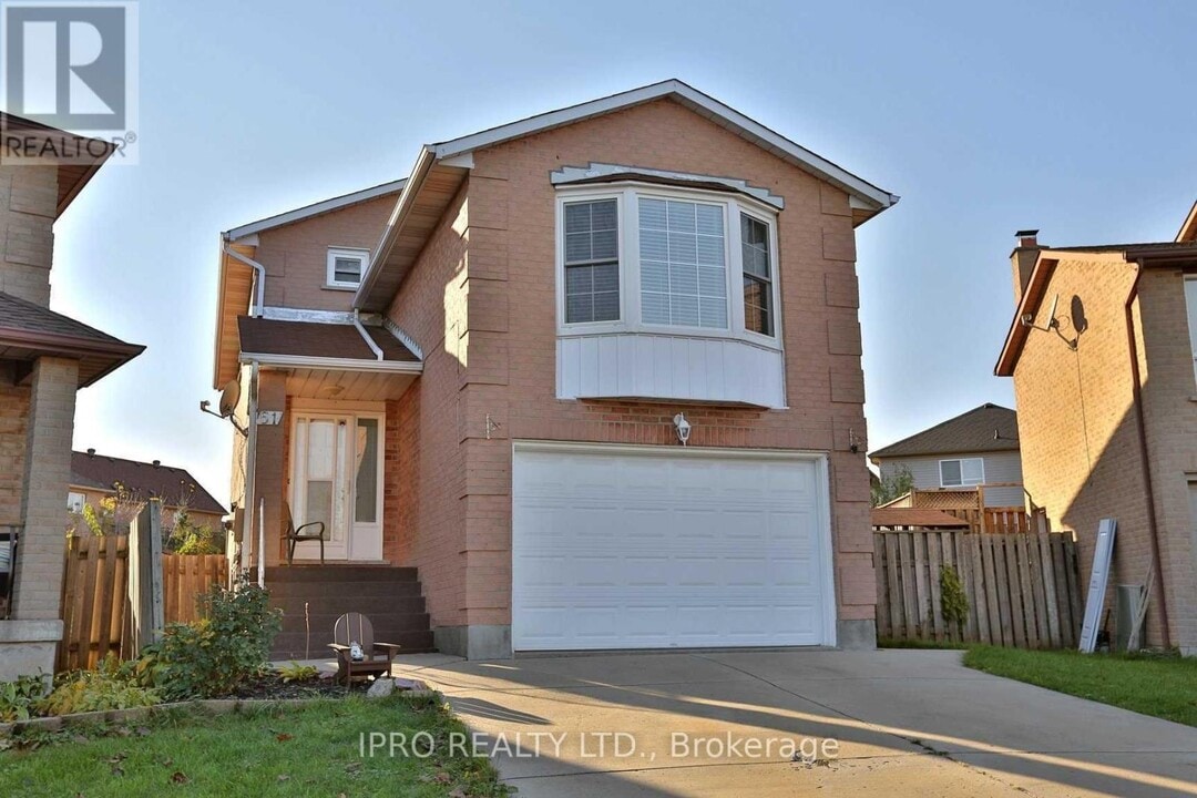 51 Russet Ct in Hamilton, ON - Building Photo