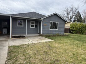 447 N 5th St in Central Point, OR - Building Photo