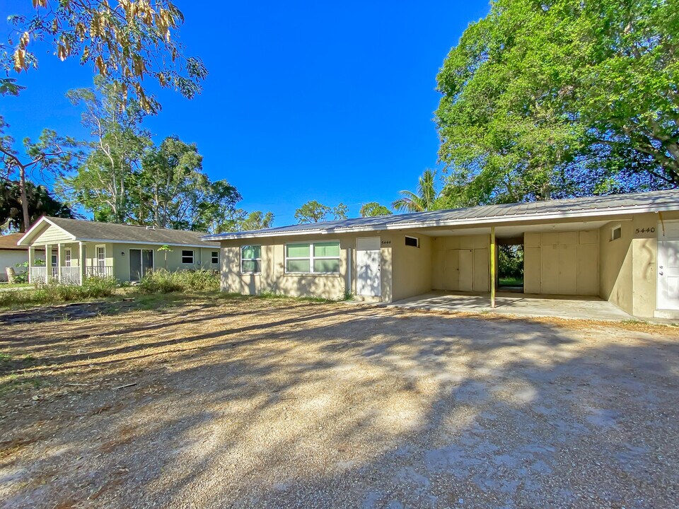 5444 Eleventh Ave in Ft. Myers, FL - Foto de edificio