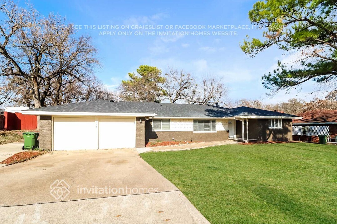 613 Evandale Dr in Bedford, TX - Building Photo