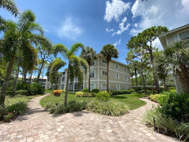 328 Sugar Pine Ln in Naples, FL - Foto de edificio