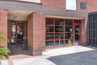 McAlister Hall in Charleston, SC - Foto de edificio - Building Photo