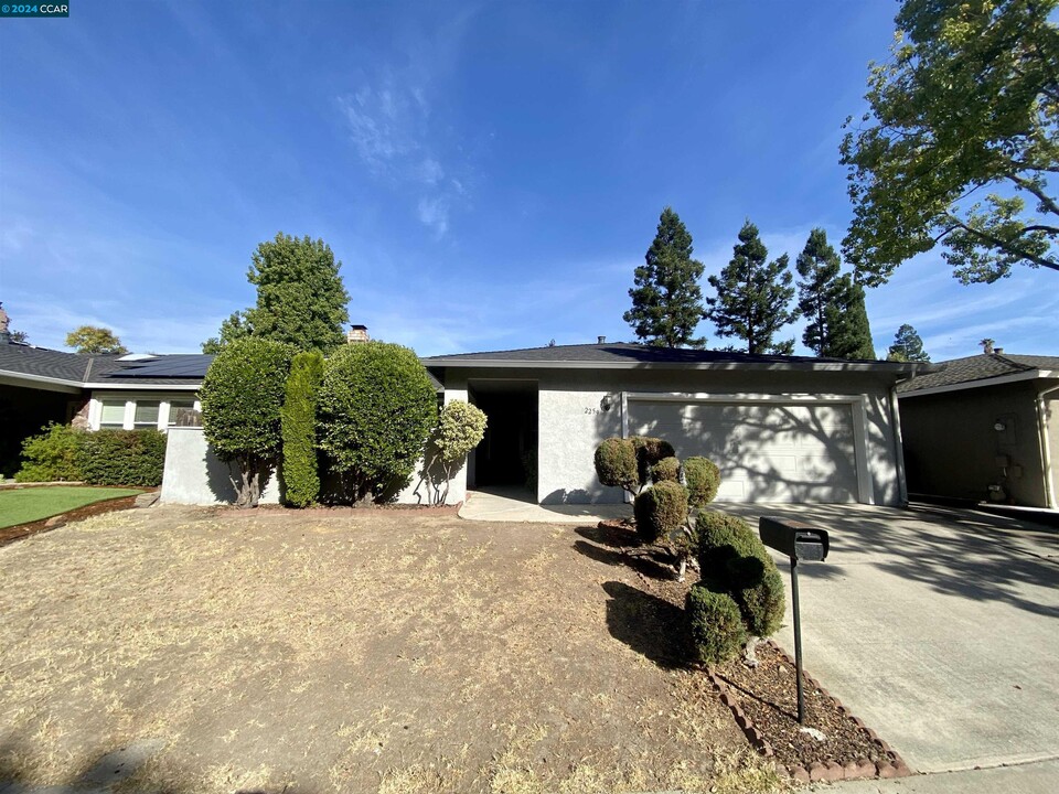 2259 Yellowstone Dr in Martinez, CA - Building Photo