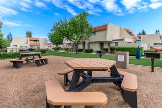 Brookside Park Apartments in Redlands, CA - Foto de edificio - Building Photo