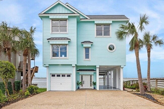 1322 Outrigger St in Tiki Island, TX - Building Photo - Building Photo