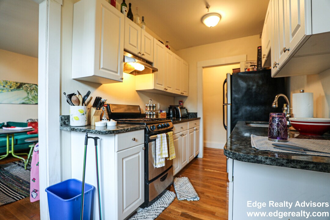 28 Quint Ave, Unit 21 in Boston, MA - Foto de edificio