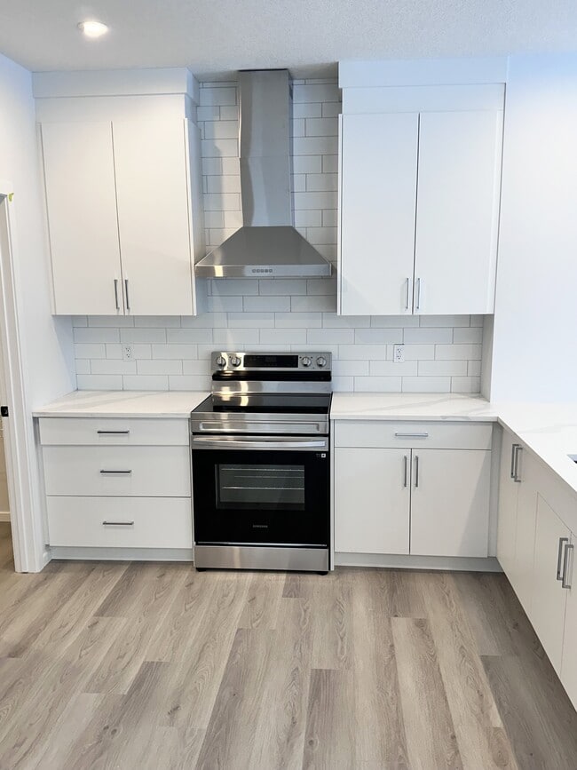 7741-174A 174A Ave NW in Edmonton, AB - Building Photo - Building Photo