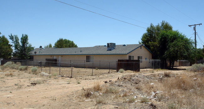 15512 Kiamichi Rd in Apple Valley, CA - Foto de edificio - Building Photo