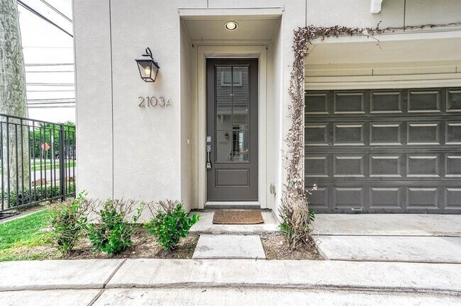 2103 Naomi St in Houston, TX - Building Photo - Building Photo