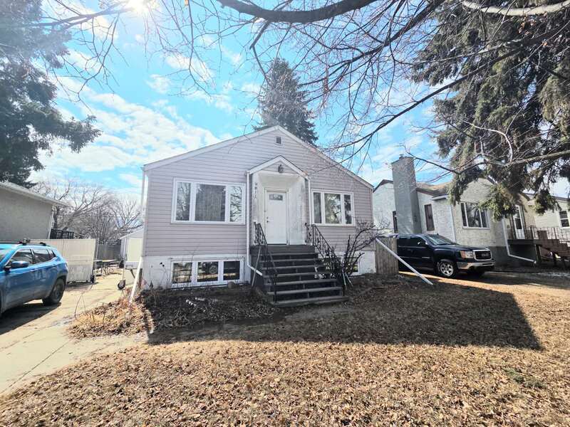 9811-9869 69 Ave NW in Edmonton, AB - Building Photo