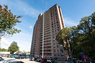 Forest View Crescent in Glendale, NY - Building Photo - Building Photo