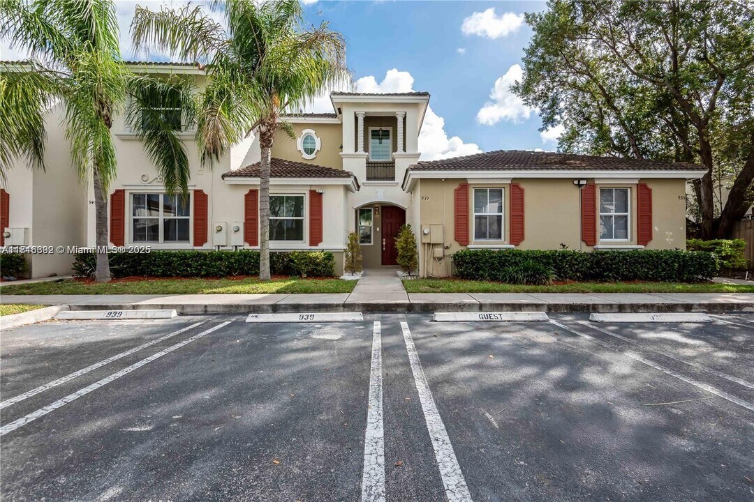 939 NE 42nd Terrace in Homestead, FL - Building Photo