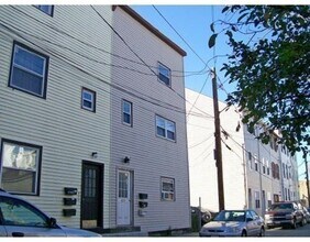 17 Murray Ct, Unit #1 in Boston, MA - Foto de edificio - Building Photo