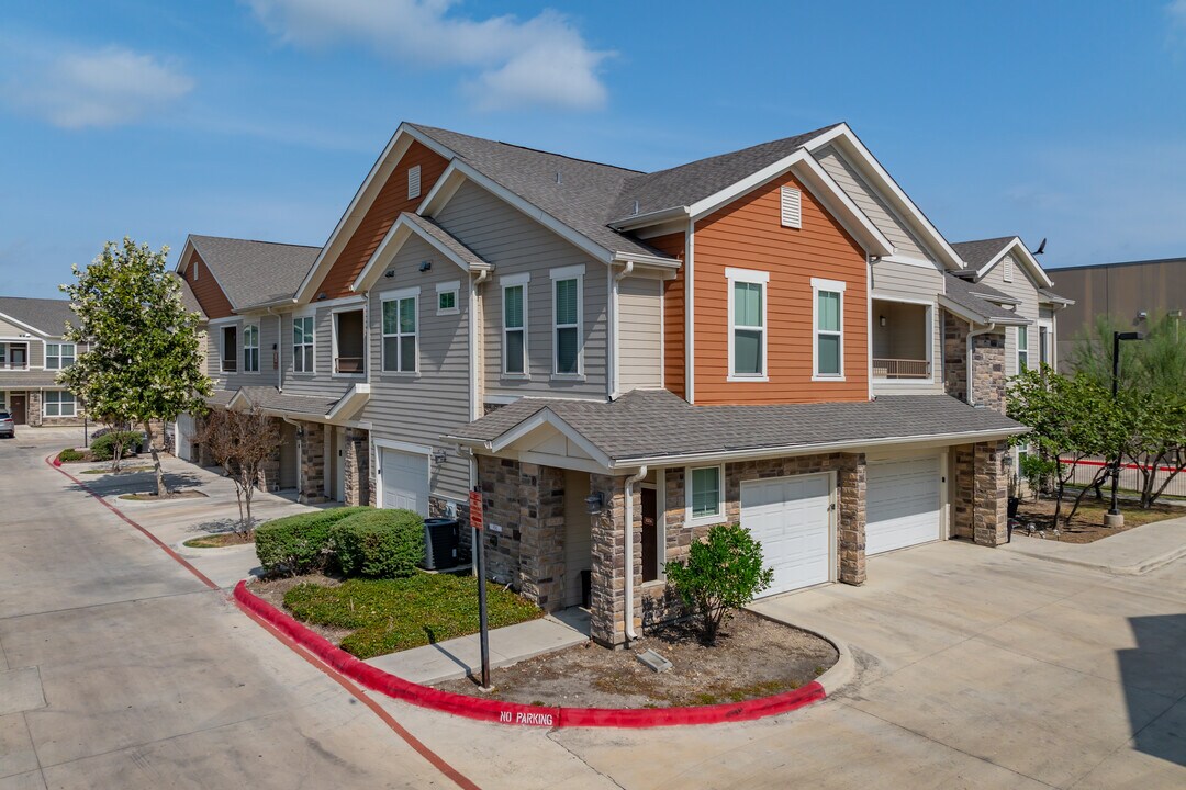 Echelon at Monterrey Village in San Antonio, TX - Foto de edificio