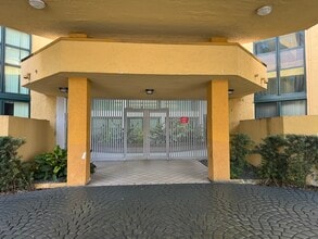 11800 SW 18th St, Unit 422 in Miami, FL - Building Photo - Building Photo
