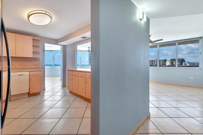 7135 Collins Ave, Unit 615 in Miami, FL - Building Photo - Building Photo