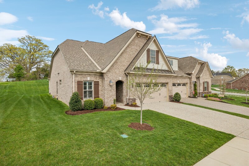 1064 Callaway Dr in Lebanon, TN - Building Photo