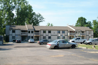 Village Square Apartments in Holly, MI - Building Photo - Building Photo