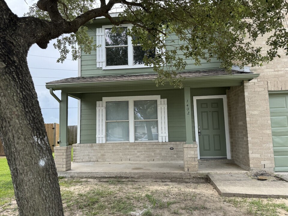 1402 Grand Prince Ln in Houston, TX - Building Photo