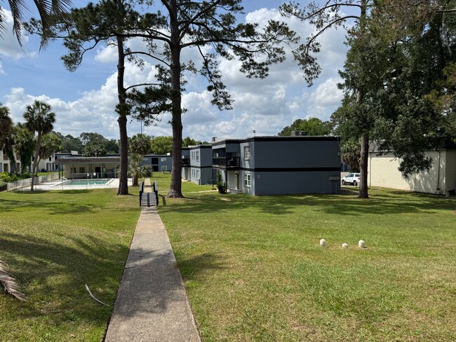 2325 West Pensacola St 113 in Tallahassee, FL - Foto de edificio - Building Photo