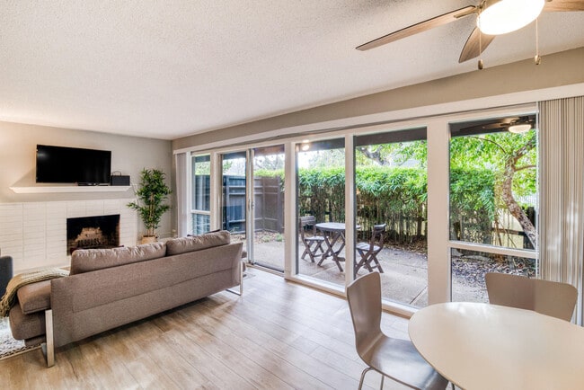 801 Middlefield Rd in Palo Alto, CA - Foto de edificio - Building Photo