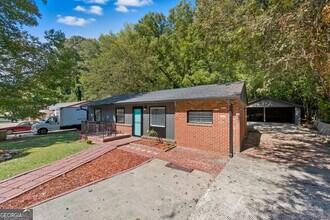2541 Santa Barbara Dr NW in Atlanta, GA - Building Photo - Building Photo