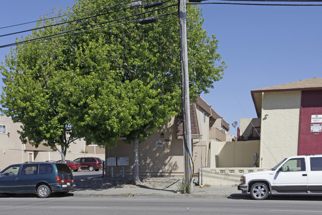 1039 N Sanborn Rd in Salinas, CA - Building Photo - Building Photo