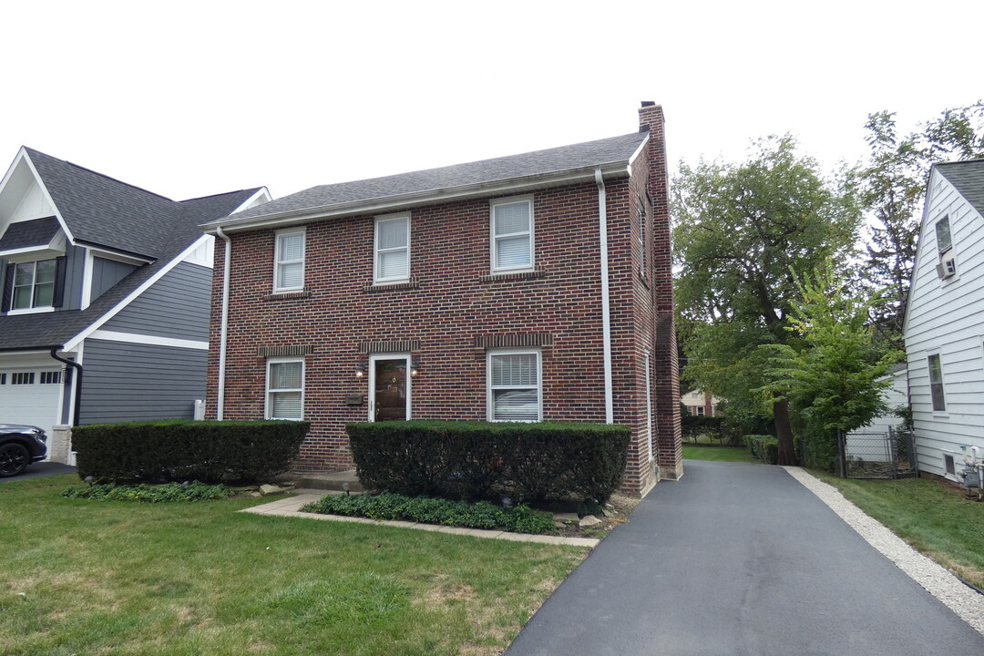 33 E Woodworth Pl in Roselle, IL - Building Photo