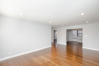 6807 N Ridge Blvd in Chicago, IL - Building Photo - Building Photo