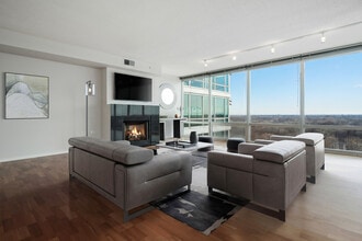 9725 Woods Dr in Skokie, IL - Building Photo - Building Photo